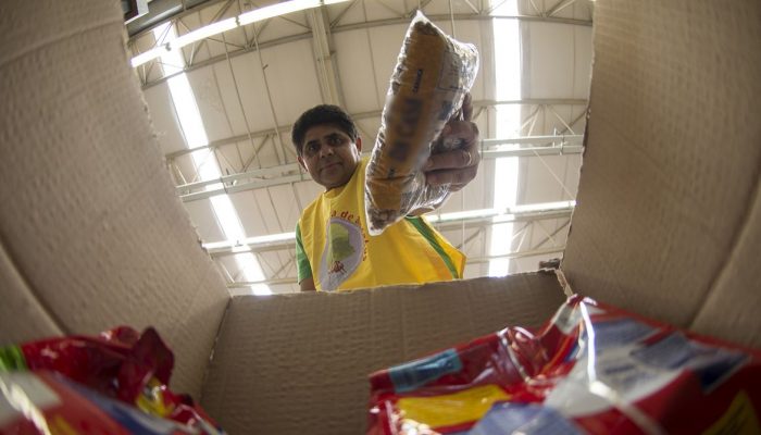 Brasília participa do Dia Nacional de Coleta de Alimentos. Na ação, voluntários recebem doações em supermercados de 60 cidades do País (Marcelo Camargo/Agência Brasil)