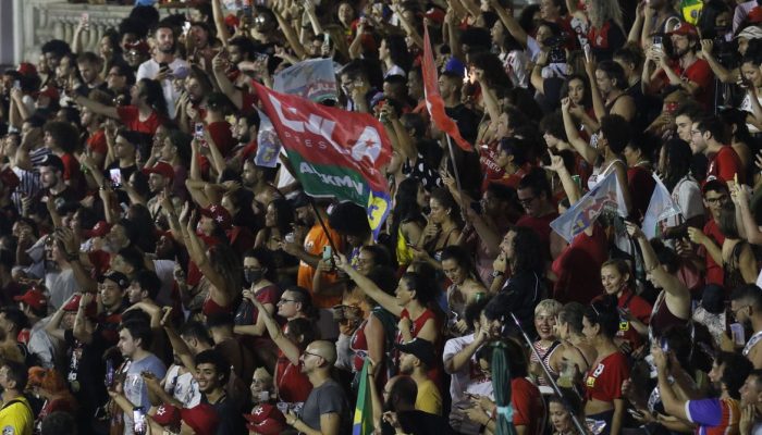 Apoiadores celebram a eleição do ex-presidente da República Luiz Inácio Lula da Silva para seu 3° mandato, com vitória em 2º turno nas eleições 2022.