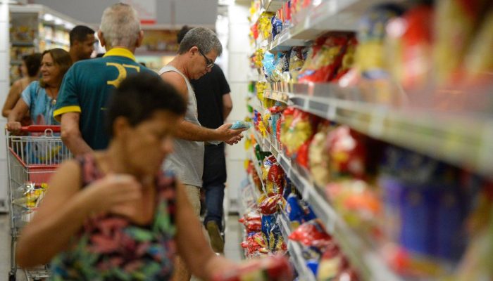 Vitória (ES) - Supermercados lotados e com filas nos caixas e na entrada funcionam em horário reduzido. (Tânia Rêgo/Agência Brasil)