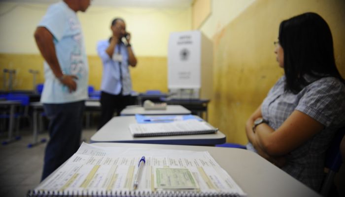 Em Belém, no Pará,  urna eletrônica apresenta problema e é preciso ser trocada (Tânia Rêgo/Agência Brasil)